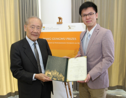  Dr Henry Choi receives the prize from Professor Wang Gungwu