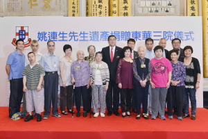 The family of the late Mr Yao, members of the TWGHs Board of Directors and the service users of the recipient units took a photo together at the donation ceremony to commemorate the occasion.