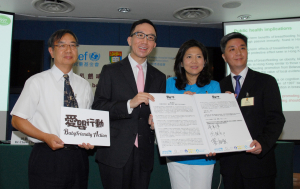 梁卓偉教授（左二）、周鎮邦醫生（左一）及葉柏強醫生（右一），和孔美琪博士（右二），呼籲政府正視港人健康問題，盡快落實《香港守則》，改善本港母乳餵哺環境。