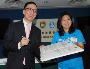 Dr Maggie Koong invited Professor Gabriel M Leung, Dr Chow Chun-bong and Dr Patrick Ip to sign the Joint Declaration in the conference and support “Baby Friendly Action”.