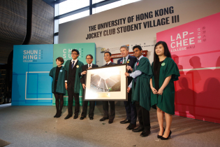 Steward of the Hong Kong Jockey Club Mr Michael Lee (middle) was presented with a souvenir by HKU Council Chairman Dr Leong Che-hung (3rd left) and HKU President & Vice-Chancellor Professor Peter Mathieson (3rd right) and student representatives.