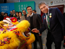 香港大學校長馬斐森教授(右)及馬會董事利子厚先生進行舞獅點睛儀式。