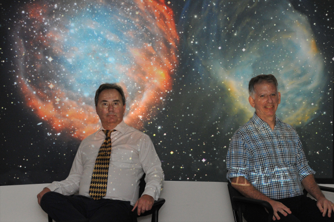 透過傅回博士(右)、柏坤霆教授(左)及布扎克博士最新發表、能更準確量度「行星狀星雲」與地球距離之新方法，神秘而美麗的「行星狀星雲」之實質價值終有所提升。