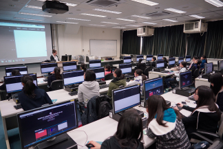  參加者在電腦實驗室中學習網頁背後的建構概念及親手嘗試編碼。