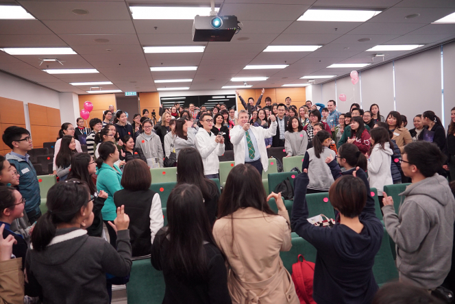 HKU President Professor Peter Mathieson takes a 360 degree selfie with over a hundred of participants.