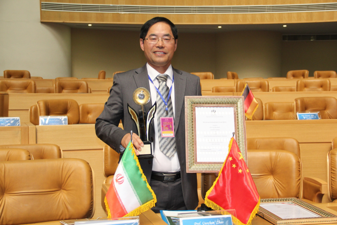 地球科學系趙國春教授獲頒授第29 屆Khwarizmi國際獎 (一等獎)後留影。