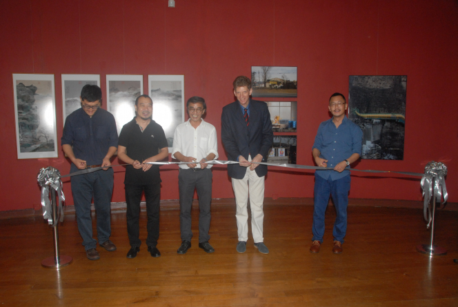 Ribbon-cutting ceremony of Spanning Time: Revisiting the Aesthetics of the Northern Song Dynasty through Contemporary Chinese Photography exhibition. From Left to Right: Prof Cai Meng, Guest Curator and Associate Professor of CAFA, Prof Yao Lu, Artists, Mr Chun Wai, Guest Curator, Dr Florian Knothe, Director of UMAG, Prof Wang Chuan, Artist.