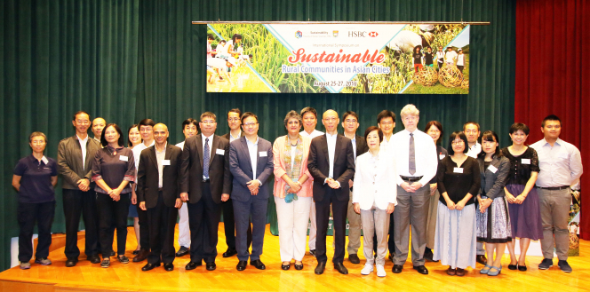 A group photo of officiating guests, speakers and discussants of the Symposium