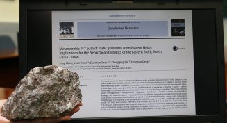 關朗晴同學的研究指出，太平寨地區的25億年基性麻粒岩所經歷的變質過程，與大量幔源岩漿引起的底侵作用有關。