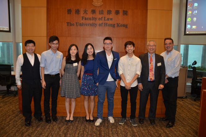 第一批學生與主禮嘉賓合照（左起）吳惠恩律師、白晋霖、黃朗妍、夏明心、何智仁、張恩華、何耀明院長和Lowry教授。