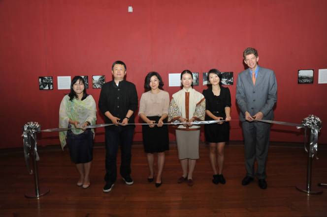 (From left to right) Ribbon-cutting ceremony by Guest Curator Dr Sarah Ng, Central Academy of Fine Arts Professor Zhao Li, Artist Ms Qing Ai, Artist Ms Kang Chun-hui, Guest Curator Ms Chen Lin and UMAG Director Dr Florian Knothe.