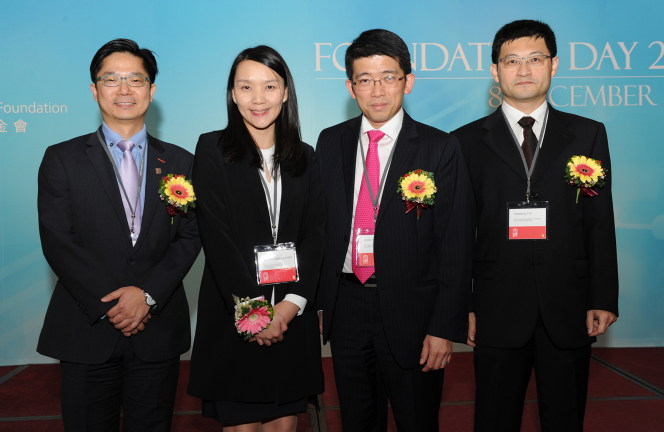 (從左起) 潘烈文教授、黃澤蕾博士、梁如鴻教授及崔曉冬教授。