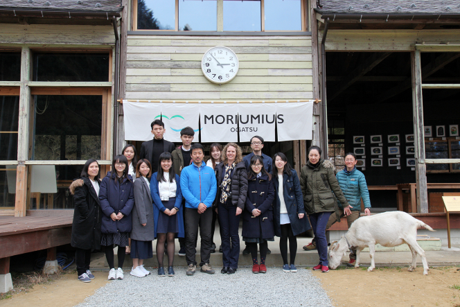 Dr Janet Borland (centre), Japanese Studies Programme Director, Dr Maki Wan (second from right), ‎Deputy General Manager of Planning and Business Development for Mitsubishi Corporation Hong Kong Limited, and the ten students participating in the Young Leaders Tour of Japan join staff at the MORIUMIUS at the residential eco-activity centre.