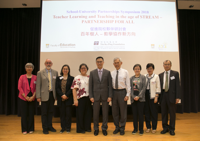 Professor John Williams (second from left), Professor A. Lin Goodwin (forth from left), Mr Kevin Yeung (middle), Mr Sam Tin (forth from right), Mrs Chua-Lim Yen Ching (second from right), officiating guests and teachers of the Faculty at the School-University Partnerships Symposium 2018.