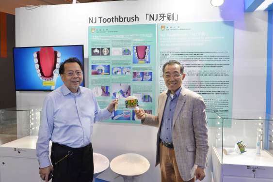 港大牙醫學院伍士銓醫生（左）和金力堅教授的研究團隊發明「NJ牙刷」