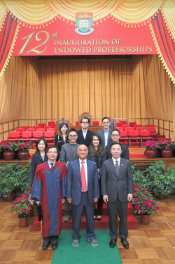 鄭家純博士(中) 與家人，與港大校長張翔(右) 及趙雲教授(左)合照。