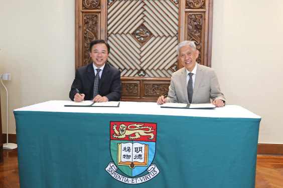 田家炳基金會主席田慶先生(右)與香港大學張翔校長(左)簽訂捐款協議。