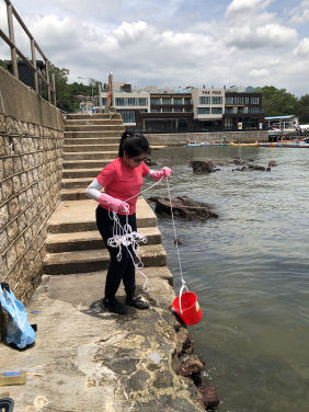 楊韻怡在西貢採集海水樣本
