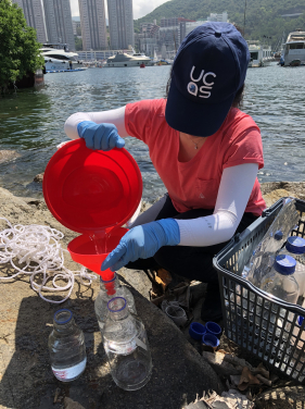 楊韻怡在香港仔採集海水樣本