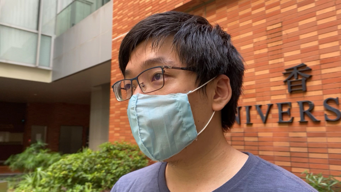 香港大學土木工程系學生團隊研發的納米纖維口罩樣品。
 