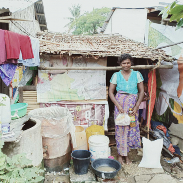 Dagon Seikkan貧民區的居民。利用水桶收集雨水作日常使用