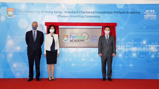 The co-chairs of the HKU-SCF FinTech Academy unveiled the plaque.
(From right) Professor Xiang Zhang, President and Vice-Chancellor of the University of Hong Kong; Ms. Mary Huen, CEO, Hong Kong, Standard Chartered and Trustee, Standard Chartered Hong Kong 150th Anniversary Community Foundation.
(Left) Mr. Bill Winters, Group CEO of Standard Chartered was invited as Officiating Guest of the ceremony.
 