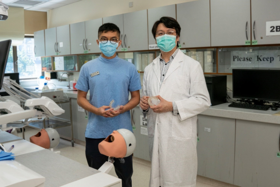 項目統籌員、香港大學牙醫學院牙科物質助理教授徐傑漢博士 (右) 與學生研究助理 (學士課程五年級生) 陳家輝併合牙科知識與產品設計，共同研發以三維打印技術度身訂製微霧噴射口部裝置。