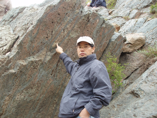 Prof. Zhao in the field working on the 2.52 billion years old pillowed basalt in Wutai Mountain, Trans-North China Orogen