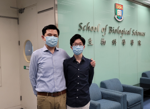 港大分子與細胞生物學研究部助理教授雷震宇博士（左）和理學士畢業生（主修食物及營養科學）柯彥陞先生。
 