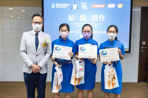 Dr Century Tsang presents certificates and prize to students from Heep Yuun School, the Champion of the “Secondary School Video Competition” 