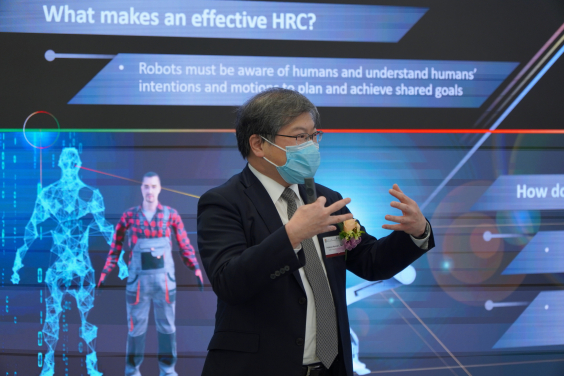 工程學院微系統技術講座教授以及AIR@InnoHK創新製衣技術研發中心總監田之楠教授為開幕禮作主題演講 – 主題為「人形數碼化 – 以人為本的智能協作機械人」
 