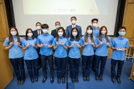 Students received silver badges engraved with their names. The badge is not just a symbol of the embarkment of their clinical training, but also their aspiration, passion and commitment as dentists-to-be.