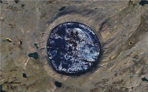 圖二. 加拿大的 Pingualuit 火山口湖是地球上冷撞擊火山口湖的現代例子，和火星上的古代火山口湖類近。（圖片鳴謝： Google 地球）
 