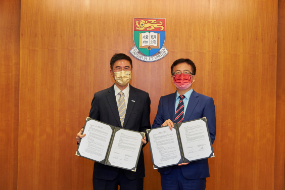 合作備忘錄由港大副校長申作軍教授（右）及應科院行政總裁葉成輝博士（左）代表簽署。