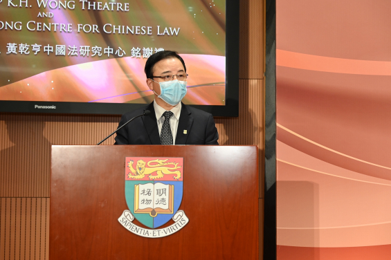 港大校長張翔教授讚揚黃乾亨博士是港大校友的典範。