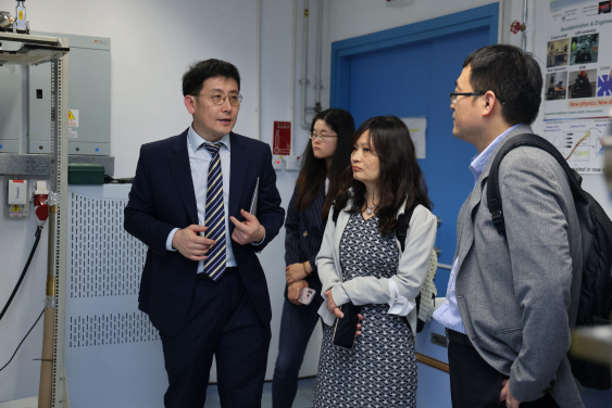 Professor Shuang Zhang (First from left), New Cornerstone Investigator, hosts the visit of his laboratory.
 