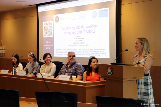 香港大學醫療溝通研究和影響倡議總監Olga Zayts-Spence副教授 (右) 介紹論壇內容，並歡迎及感謝各嘉賓講者和參加者。
 