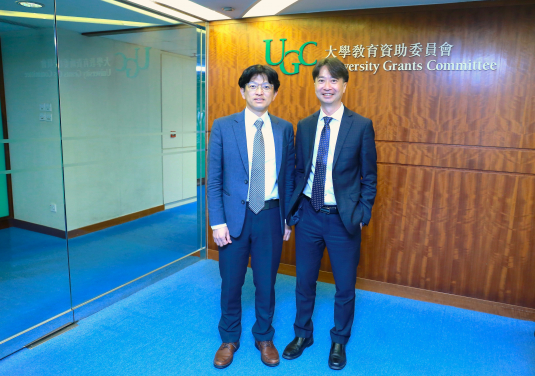 李連忠教授（左）領導「突破先進三維集成電路之銅混合鍵合技術瓶頸」研究，和聯合首席研究員馮憲平教授（城大）