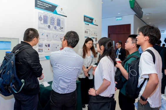 港大科研團隊向參加者介紹其創新科研成果。