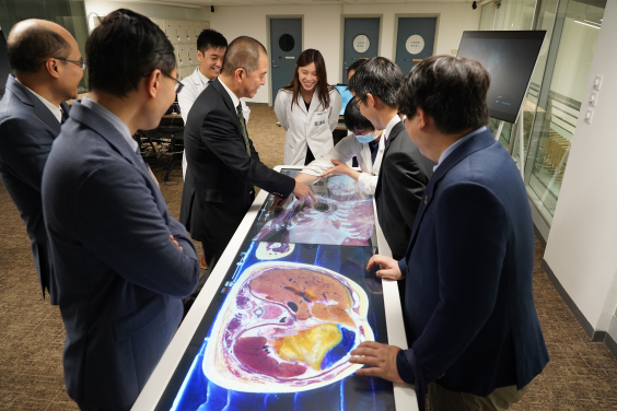 Techmezz at Yu Chun Keung Medical Library is equipped with cutting-edge augmented reality (AR) facilities, such as Anatomage, a fully segmented real human 3D dissection platform for the exploration and learning of human anatomy in innovative ways.
 
