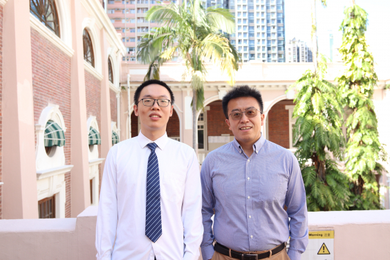 港大物理學系博士研究生張栩（左）及其導師孟子楊博士。

 
