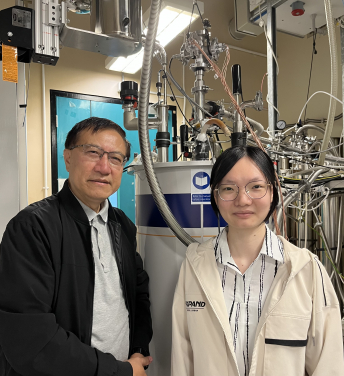 科大物理學教授王寧教授（左）及其博士後研究員黃美珍博士。
 
