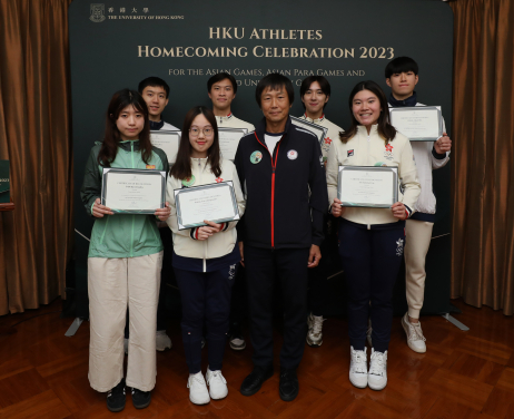 Mr. Yeung Tak Keung, Head of the National Games Coordination Office and HKU alumnus, presented commendations to the HKU elite athletes.  
