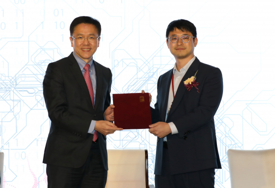 創新科技及工業局局長孫東教授向李燦博士頒發獎項。