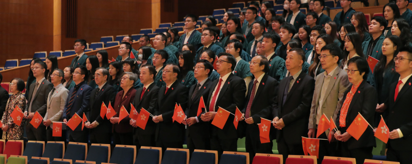 香港大學在百周年校園李兆基會議中心大會堂舉行元旦日升旗儀式。 