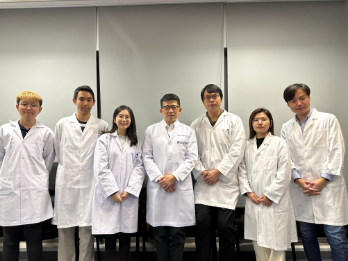 Led by Professor Anskar Leung Yu-hung (centre), HKUMed's Department of Medicine, School of Clinical Medicine, the research team has identified PLK4 as a novel therapeutic target for acute myeloid leukaemia carrying the TP53 mutation.