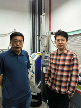 中國科學院物理研究所的李世亮研究員（左）和博士研究生曾振源先生（右）