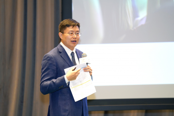 香港大學賽馬會環球企業可持續發展研究所所長何國俊教授介紹研究所使命、倡議和研究團隊。
 