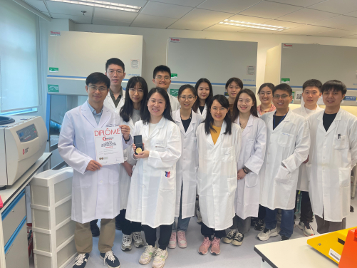 A cross-institutional research team led by Professor Wang Weiping (first left) has developed a novel cinnamaldehyde-based prodrug nanomedicine that can precisely deliver the therapeutic agents to the inflamed sites, offering a solution to the treatment of inflammatory diseases.