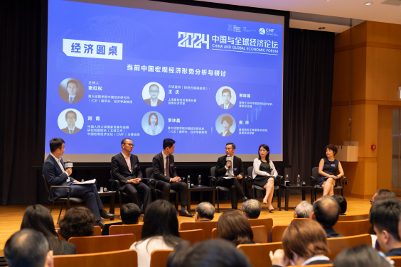 (From second left) Dr. Qing WANG, Chairman & Chief Strategist of Shanghai Chongyang Investment Management; Mr. Ziqiang XING, Chief China Economist and Managing Director of Morgan Stanley; Professor Qing LIU, Deputy Dean of National Academy of Development and Strategy of Renmin University of China, Member of CMF; Professor Bingjing LI, Associate Director of Institute of China Economy, Associate Professor of Economics of HKU Business School; Dr. Li CUI, Chief Economist and Managing Director of CCB International Securities Limited, participate in the Roundtable on Economics titled ‘Analysis and Discussion on Current China Macroeconomic Situation’, moderated by Professor Hongsong ZHANG (first left), Associate Director of Institute of China Economy, Associate Professor of Economics of HKU Business School.